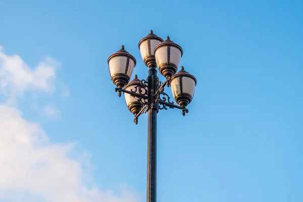 A régi retro lámpaoszlop és a gyönyörű fehér és kék ég — Stock Fotó