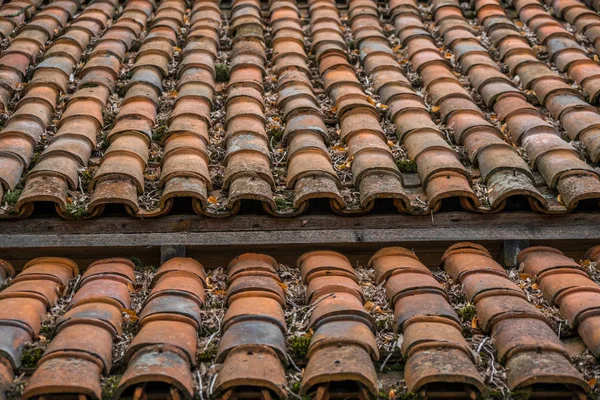 Tijolo vermelho telha textura do telhado útil como um fundo — Fotografia de Stock