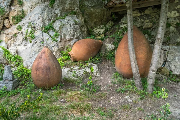 Antiguas jarras tradicionales de cerámica georgiana para vino — Foto de Stock