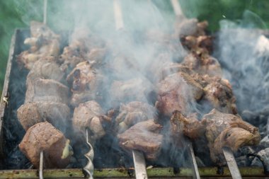 Gürcü mtsvadi (kebab) hazırlama. Sigara kebab