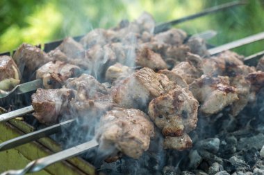 Gürcü mtsvadi (kebab) hazırlama. Sigara kebab