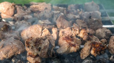 Gürcü mtsvadi (kebab) hazırlama. Sigara kebab