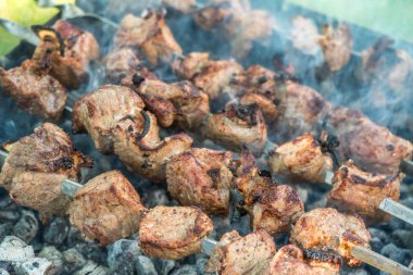 Gürcü mtsvadi (kebab) hazırlama. Sigara kebab