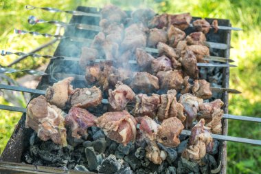 Gürcü mtsvadi (kebab) hazırlama. Sigara kebab
