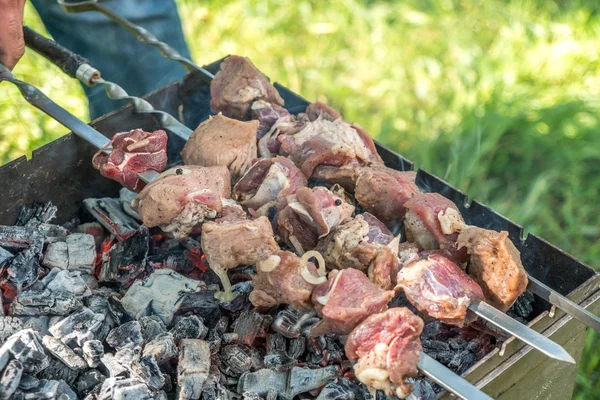 Preparación georgiana mtsvadi (Shashlik). fumar shashlik en el — Foto de Stock