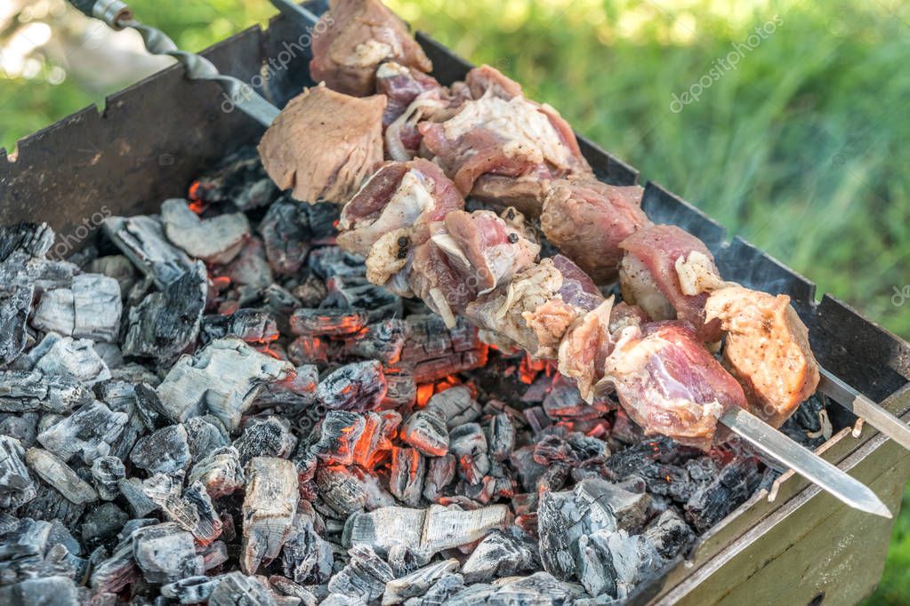 Как понять что шашлык готов. Как понять что шашлык готов. Шашлык на углях. Жарят шашлыки во дворе. Шашлык на мангале.