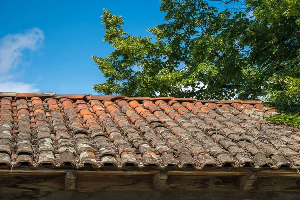 Tijolo vermelho telha textura do telhado útil como um fundo — Fotografia de Stock