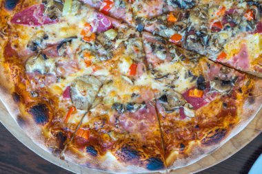 Pizza üzerinde ahşap masa, en lezzetli İtalyan yemekleri