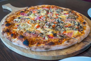 Pizza üzerinde ahşap masa, en lezzetli İtalyan yemekleri