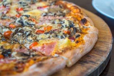 Pizza üzerinde ahşap masa, en lezzetli İtalyan yemekleri