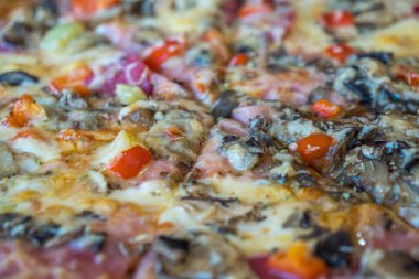 Pizza üzerinde ahşap masa, en lezzetli İtalyan yemekleri