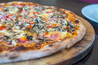 Pizza üzerinde ahşap masa, en lezzetli İtalyan yemekleri