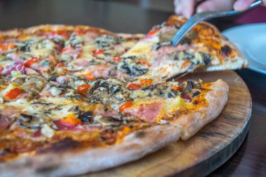 Pizza üzerinde ahşap masa, en lezzetli İtalyan yemekleri