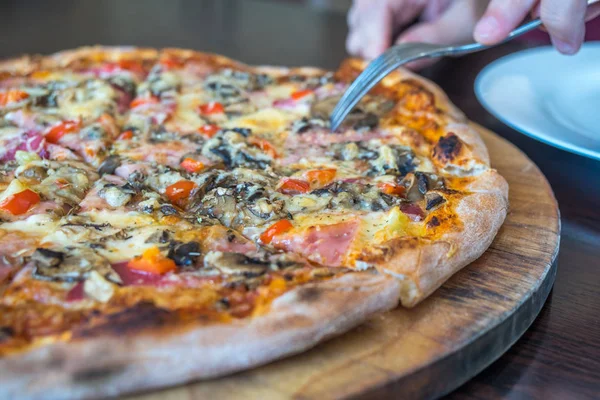 Pizza üzerinde ahşap masa, en lezzetli İtalyan yemekleri