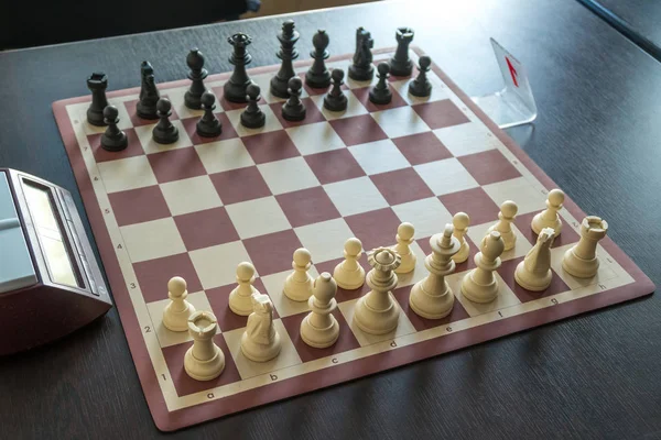 Piezas de ajedrez en el tablero Antes del torneo de ajedrez —  Fotos de Stock