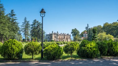 Dadiani Zugdidi, Gürcistan'daki bir parkın içinde yer alan Sarayı