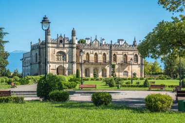 Dadiani Zugdidi, Gürcistan'daki bir parkın içinde yer alan Sarayı