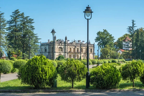 Dadiani Zugdidi, Gürcistan'daki bir parkın içinde yer alan Sarayı