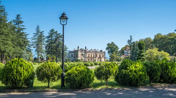 Dadiani Zugdidi, Gürcistan'daki bir parkın içinde yer alan Sarayı