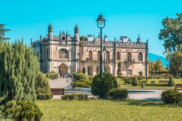 Dadiani Zugdidi, Gürcistan'daki bir parkın içinde yer alan Sarayı