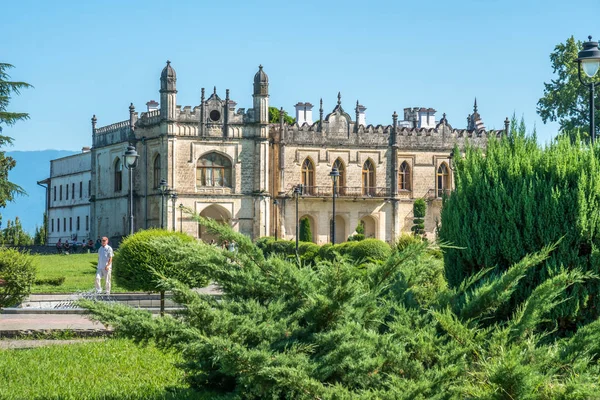 Dadiani Palace bevindt zich in een park in Zoegdidi (Georgia) — Stockfoto