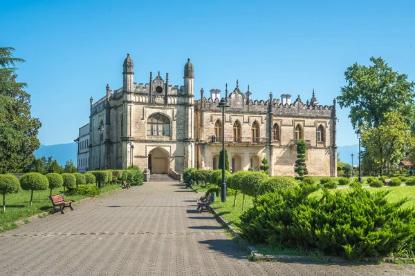 Palácio Dadiani localizado dentro de um parque em Zugdidi, Geórgia — Fotografia de Stock