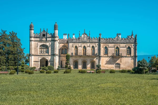 Palácio Dadiani localizado dentro de um parque em Zugdidi, Geórgia — Fotografia de Stock