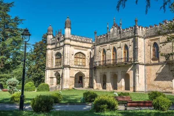 Dadiani Zugdidi, Gürcistan'daki bir parkın içinde yer alan Sarayı