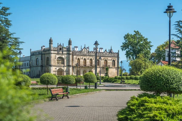 Dadiani Zugdidi, Gürcistan'daki bir parkın içinde yer alan Sarayı