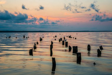 Renkli gökyüzü ve Paliastomi Gölü su sabah