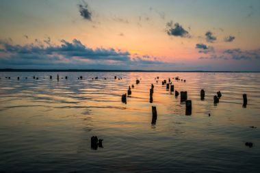 Renkli gökyüzü ve Paliastomi Gölü su sabah