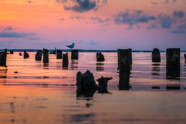 Renkli gökyüzü ve Paliastomi Gölü su sabah