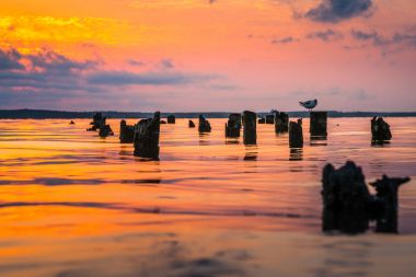 Renkli gökyüzü ve Paliastomi Gölü su sabah