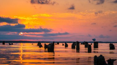 Renkli gökyüzü ve Paliastomi Gölü su sabah