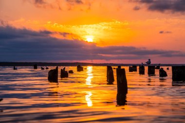 Renkli gökyüzü ve Paliastomi Gölü su sabah