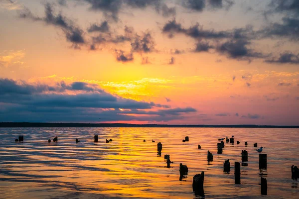 Renkli gökyüzü ve Paliastomi Gölü su sabah