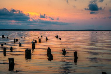 Renkli gökyüzü ve Paliastomi Gölü su sabah