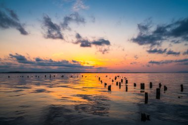 Renkli gökyüzü ve Paliastomi Gölü su sabah