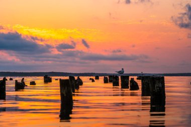 Renkli gökyüzü ve Paliastomi Gölü su sabah