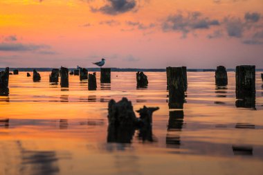 Renkli gökyüzü ve Paliastomi Gölü su sabah