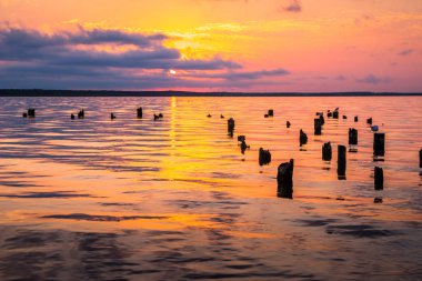 Renkli gökyüzü ve Paliastomi Gölü su sabah