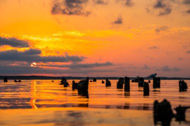Renkli gökyüzü ve Paliastomi Gölü su sabah