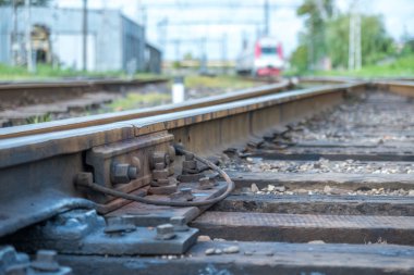 Yolcu treni tren istasyonuna girer