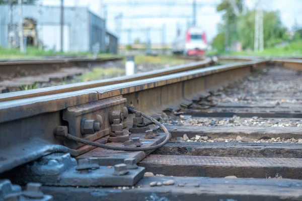 Yolcu treni tren istasyonuna girer