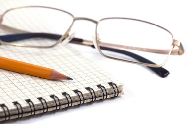 Gözlükleri kalem ve cilt defter ile