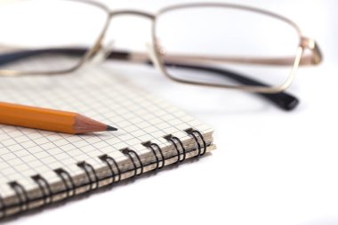 Gözlükleri kalem ve cilt defter ile