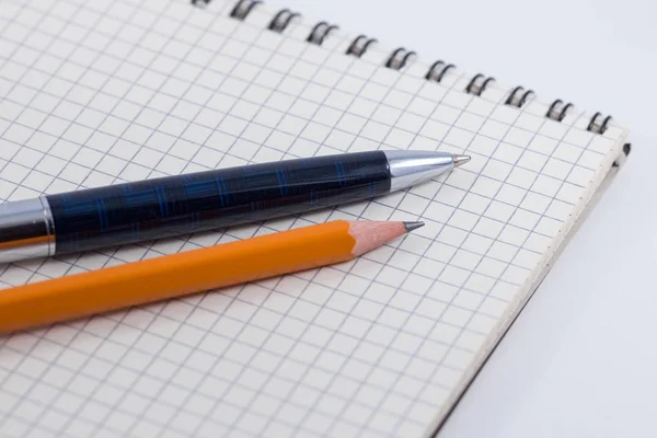 Cuaderno con pluma y lápiz, artículos de hombre de negocios —  Fotos de Stock