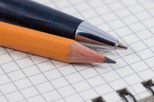 Notebook met pen en potlood, man-items van zakelijke — Stockfoto