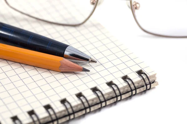 眼镜与钢笔，铅笔和粘结剂的笔记本 — 图库照片