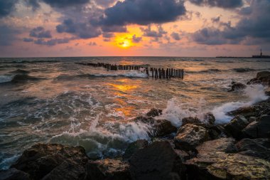Gün batımı. Güzel gün batımı Karadeniz. Altın deniz günbatımı. Gün batımı deniz 